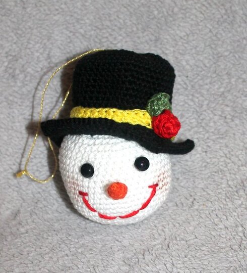 Crochet Snowballs – Four Ornaments with Cap and Hat (EN & DE)