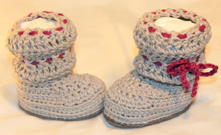 Elegant grey booties with a bow in 4 different sizes (3,5, 4, 4,5 and 5 inches) chrochet pattern