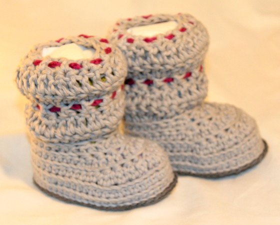 Elegant grey booties with a bow in 4 different sizes (3,5, 4, 4,5 and 5 inches) chrochet pattern