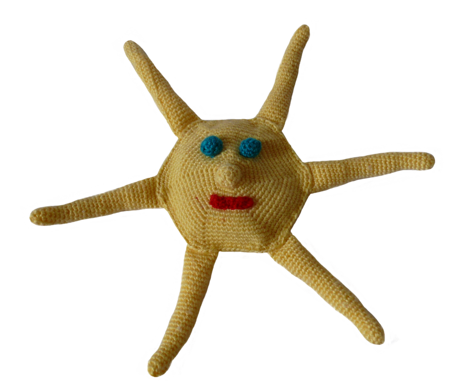 Gelbes handgehäkeltes Amigurumi in Sternform mit sechs Zacken, blauen Augen und rotem Mund vor weißem Hintergrund