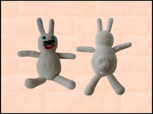 Zwei Ansichten eines weißen gehäkelten Amigurumi‑Hasen, Vorder- und Rückseite