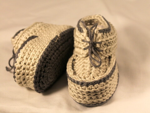 Laced boots in 4 different sizes (3,5/ 4/ 4,3/ 4,7 inches) crochet pattern