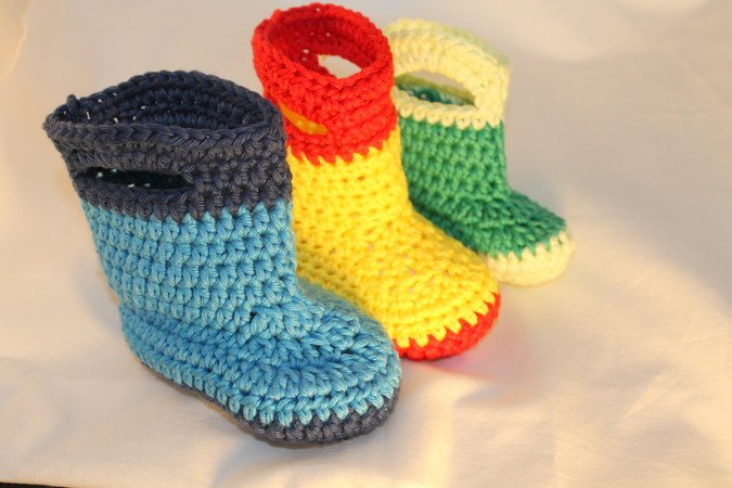 Babies first rubber boots in 3 different sizes (4/ 4,3/ 4,7 inches) crochet pattern