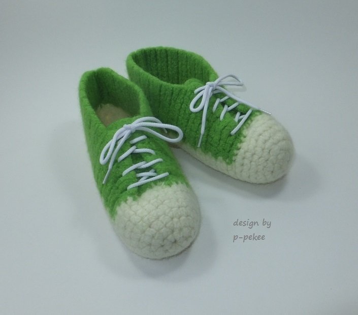 Grün‑weiße, gehäkelte und gefilzte Hausschuhe im Sneaker‑Stil mit weißen Schnürsenkeln