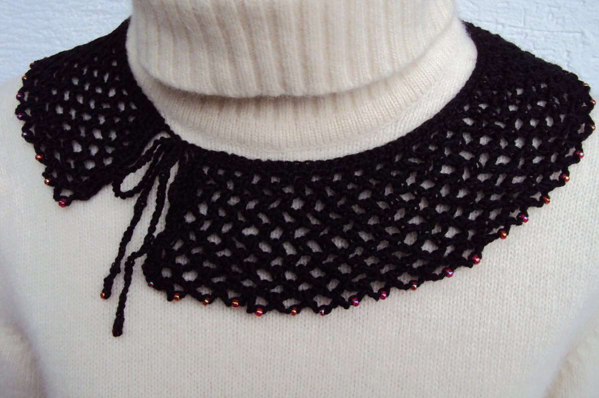 gehäkelter Kragen mit Perlen