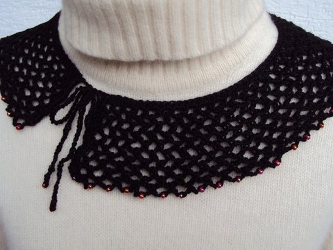 gehäkelter Kragen mit Perlen