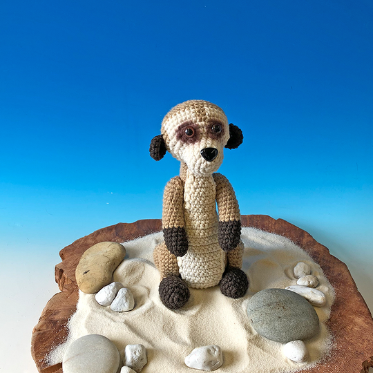 Crochet pattern for a sitting meerkat amigurumi