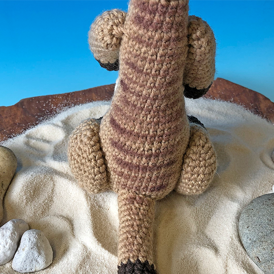 Crochet pattern for a sitting meerkat amigurumi