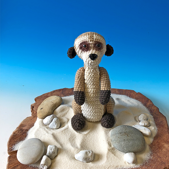 Häkelanleitung für ein sitzendes Erdmännchen Amigurumi
