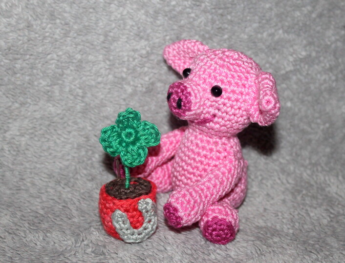 Crochet a Lucky Pig – with a Shamrock and a Horseshoe (EN & DE)