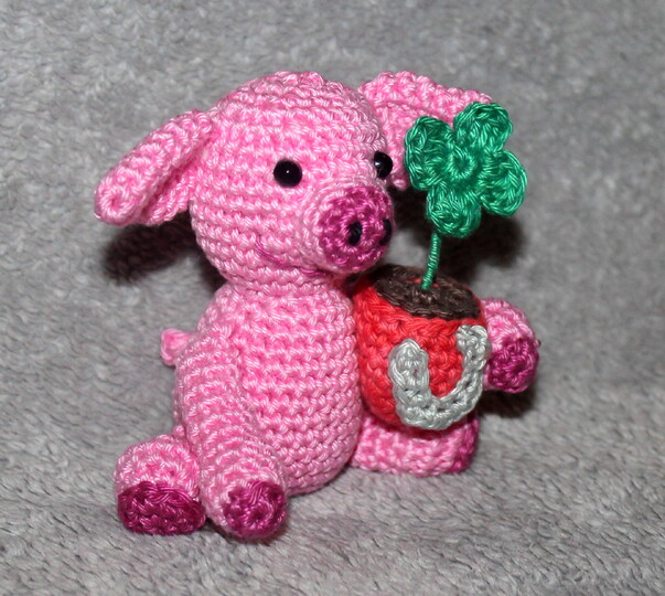 Crochet a Lucky Pig – with a Shamrock and a Horseshoe (EN & DE)