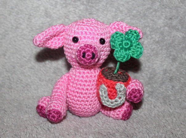 Lucky charm pig with shamrock and horseshoe crochet pattern