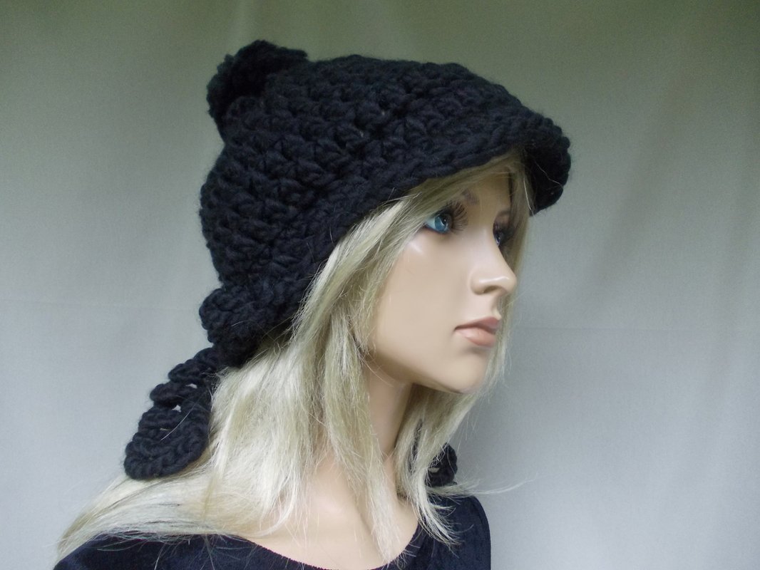 Beanie mit Schirm und Häkel-Bändern, Bommel-Beanie, elegant und ausgefallen - Bild 7