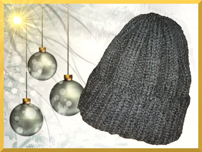 Dunkelgraue gestrickte Herrenmütze mit Rippenmuster vor winterlicher Dekoration.