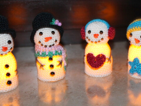 Crochet Glowing Snowmen – Decor for an LED Tea Light (EN & DE)