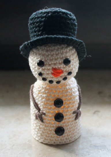 Crochet Glowing Snowmen – Decor for an LED Tea Light (EN & DE)