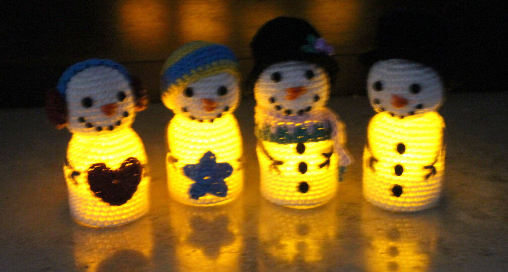 Crochet Glowing Snowmen – Decor for an LED Tea Light (EN & DE)