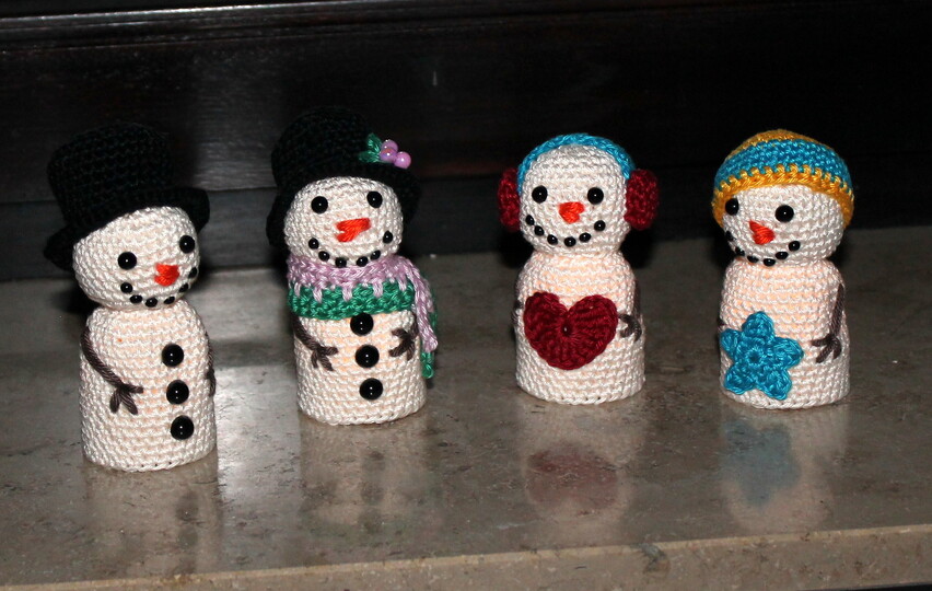 Crochet Glowing Snowmen – Decor for an LED Tea Light (EN & DE)