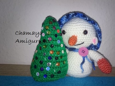 Schneemännlein Seppl mit Tannenbaum Amigurumi Häkelanleitung