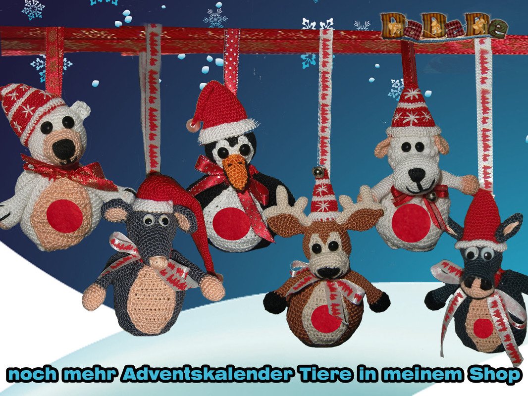 Sechs gehäkelte Tieranhänger mit Weihnachtsmützen an Bändern