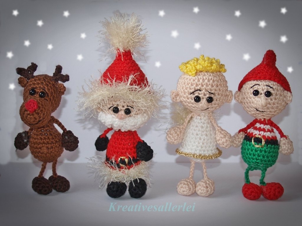 Gehäkelte Amigurumi-Weihnachtsfiguren: Rentier, Weihnachtsmann, Engel und Elf vor hellem Hintergrund