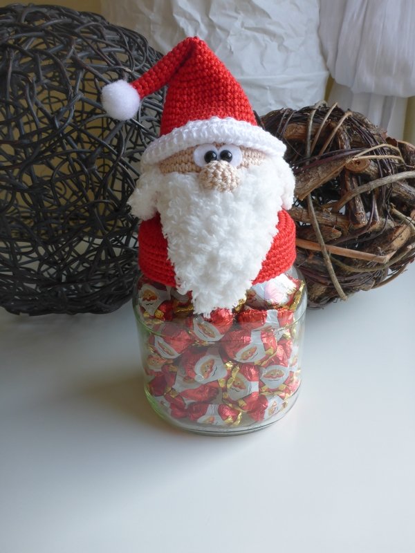 Häkel-Nikolaus als Glasaufsatz mit verpackten Süßigkeiten und Dekokugeln