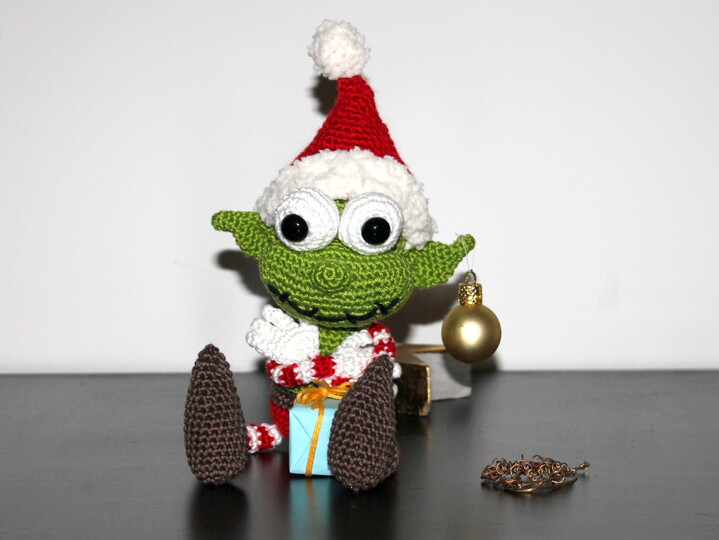 Weihnachtself Häkelanleitung – Amigurumi Elf, Deutsch & Englisch