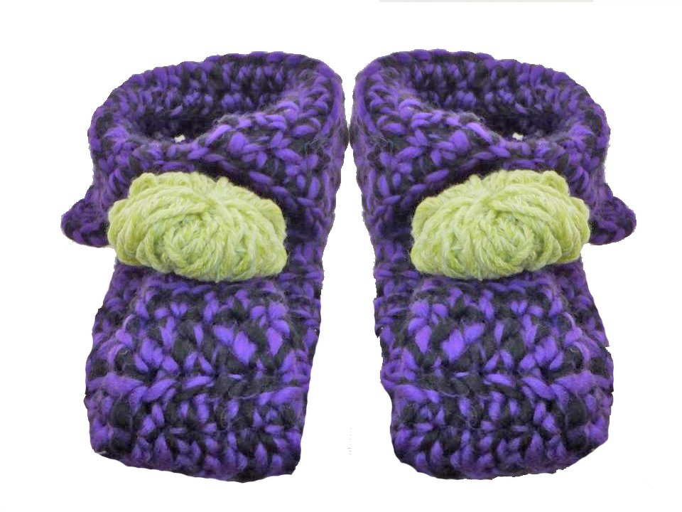 Paar gehäkelter violett-schwarzer Hausschuhe mit grüner Blume