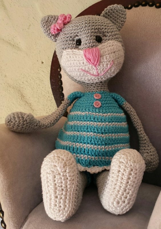 Gehäkelte Katze Amigurumi in Grau mit türkisfarbenem Kleid sitzend