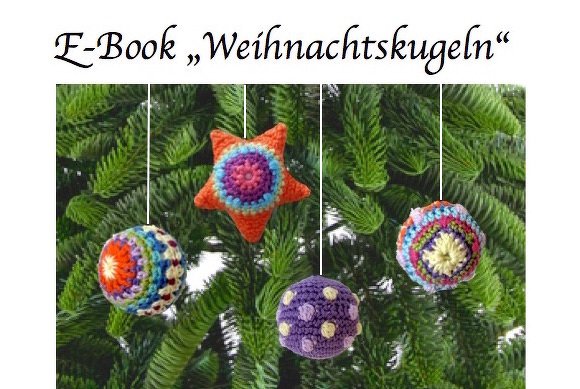 Vier gehäkelte Weihnachtskugeln und ein Stern in leuchtenden Farben hängen an einem grünen Weihnachtsbaum. Die Ornamente zeigen Muster wie Ringe, Punkte und bunte Streifen.