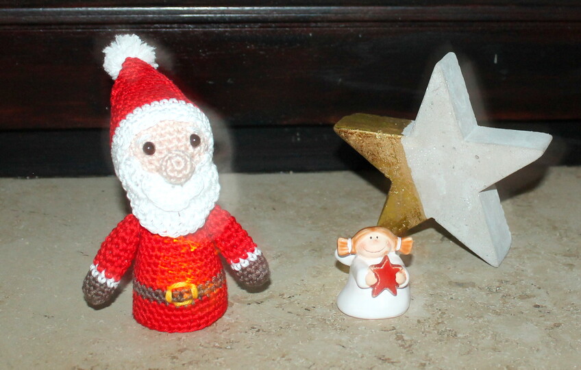 Crochet a Glowing Santa Claus – for an LED Tea Light (EN & DE)