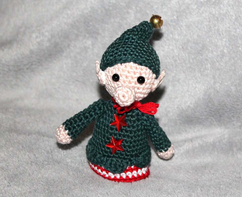 Gehäkelter Weihnachtself in Grün mit Glöckchenmütze