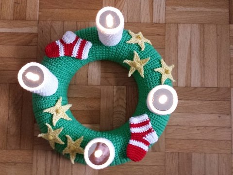 Adventskranz mit Sternen und Söckchen