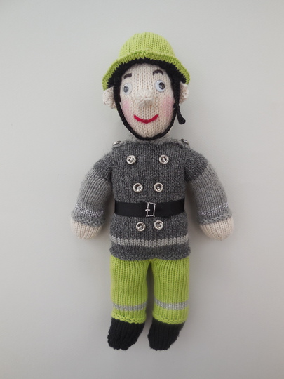 Strickanleitung Feuerwehrmann ca. 40 cm groß