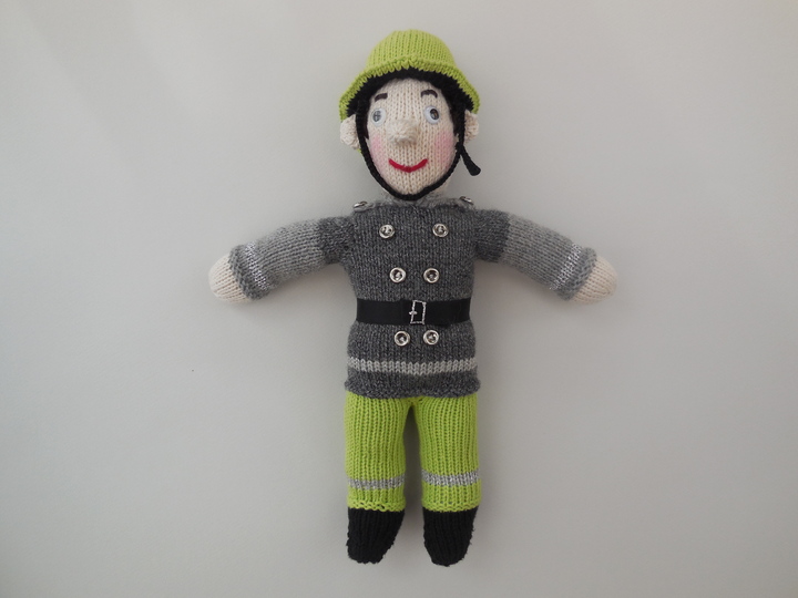 Strickanleitung Feuerwehrmann ca. 40 cm groß