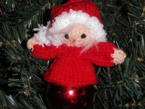 Strickanleitung für den lustigen Weihnachtskugel-Kobold