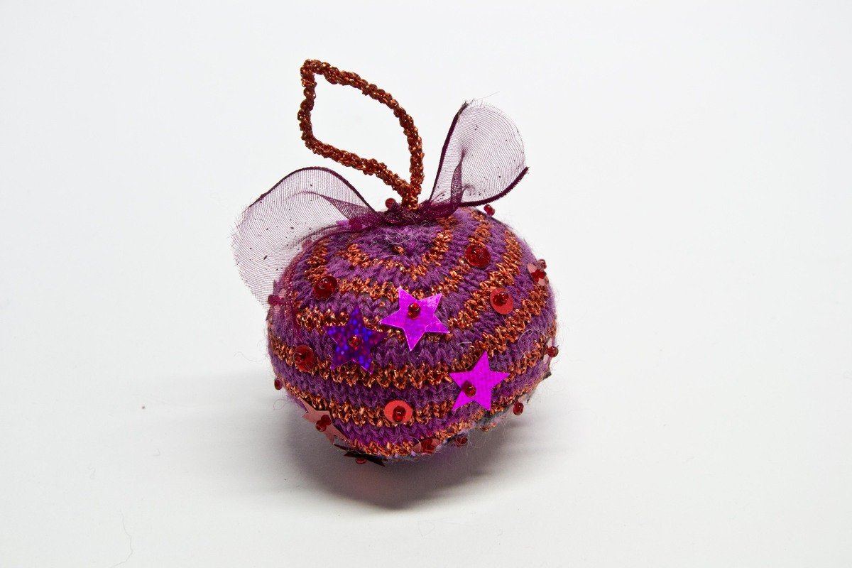 Gehäkelte violett-kupferne Weihnachtskugel mit Pailletten und Organza