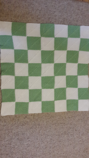 gestrickte Babydecke grün-weiß