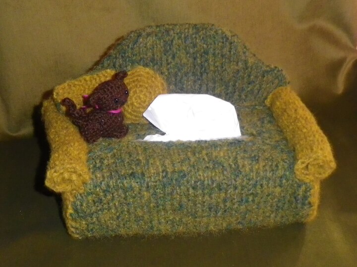 Strickanleitung für ein Taschentuchsofa mit Kätzchen (Überzug für eine Taschentuchbox)