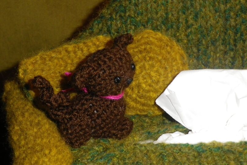 Strickanleitung für ein Taschentuchsofa mit Kätzchen (Überzug für eine Taschentuchbox)