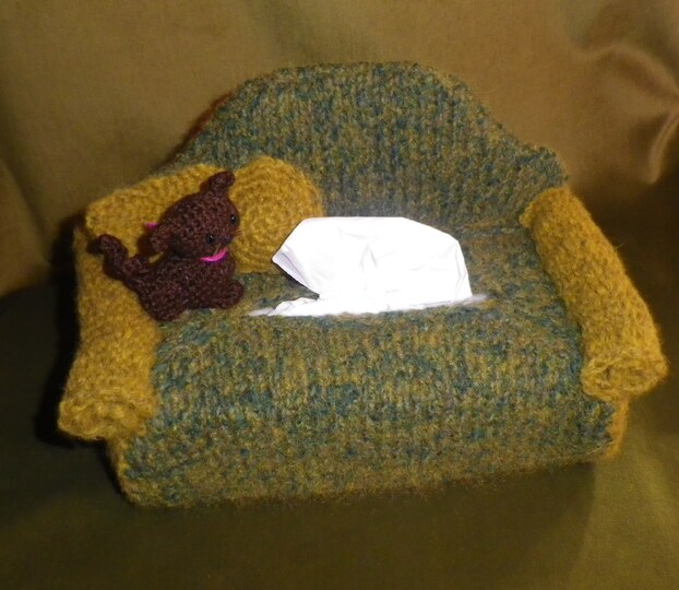 Strickanleitung für ein Taschentuchsofa mit Kätzchen (Überzug für eine Taschentuchbox)