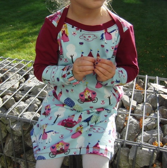 RHEAs dress / shirt pattern, American neckline, sizes 110-152 / 5-12 yrs.