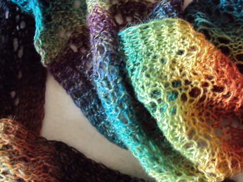 Schal mit Lochmuster