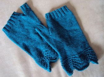 Türkisfarbene gestrickte fingerlose Armstulpen mit gezacktem Rand