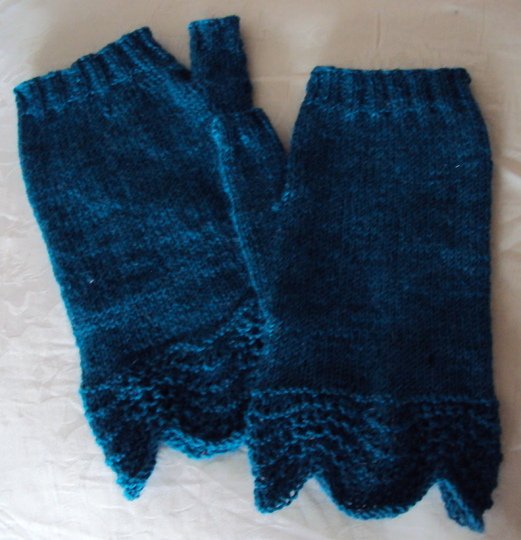 Stulpen mit Rand im Pfauenmuster