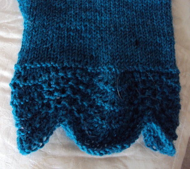 Stulpen mit Rand im Pfauenmuster