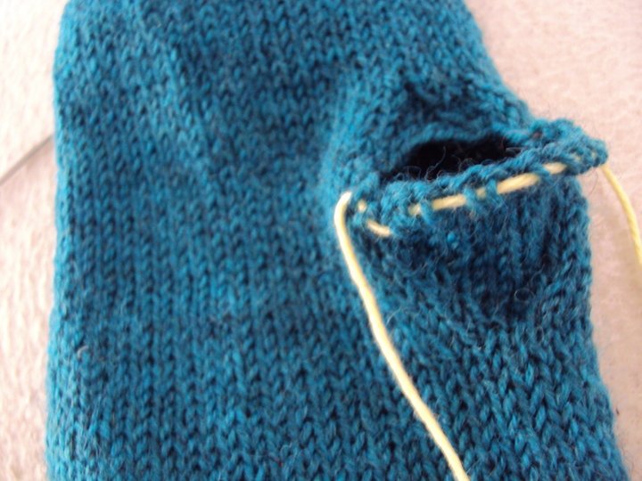 Stulpen mit Rand im Pfauenmuster