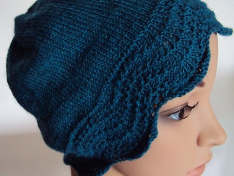 Mütze mit Rand im Pfauenmuster