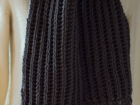 Grauer Schal im Halbpatentmuster