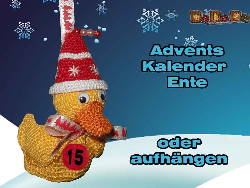 Gehäkelte gelbe Ente mit rot-weißer Weihnachtsmütze und der Zahl 15 als Adventskalender-Deko